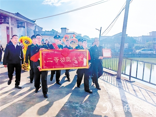 臺山全面開展“立功送喜報、懸掛光榮牌”活動。