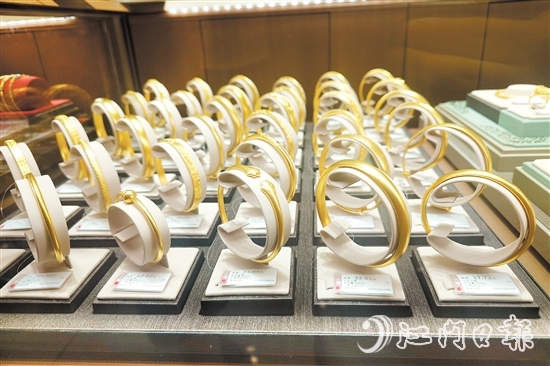 江門多家品牌金店金飾價(jià)格上漲。