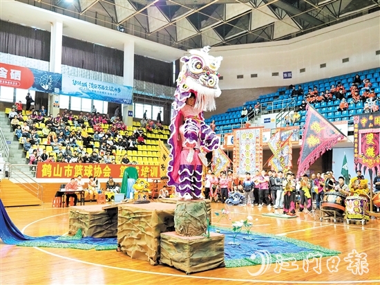 比賽中，各隊(duì)伍發(fā)揮創(chuàng)意，擺設(shè)青陣。