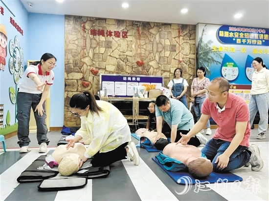 培訓(xùn)中，學(xué)員們積極參與，全身心投入模擬演練。