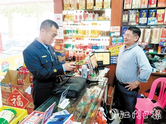 針對轄區(qū)商超、煙酒店，恩平市煙草專賣局積極開展“法治體檢”，重點檢查價簽規(guī)范、禁售標識等常見問題。