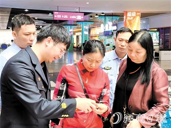 恩平市煙草專賣局以“共筑滿意消費，建設(shè)誠信煙草”為主題，開展多元普法宣傳。