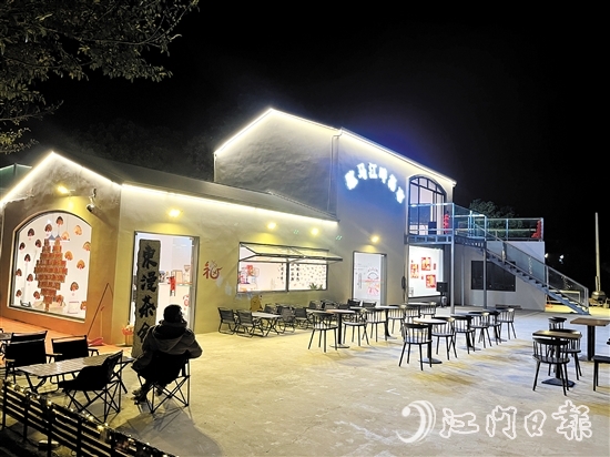 歇馬江畔集市由村集體廢舊物業(yè)改建而成，成為村中的“打卡點(diǎn)”。