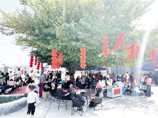 歇馬江畔集市游人如織。