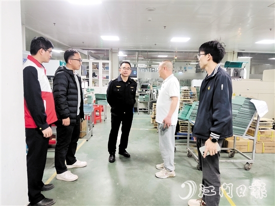 恩平市應急管理局工作人員到企業(yè)開展“平安夜訪”。