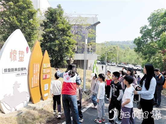 同學們通過圖文了解節(jié)氣知識。