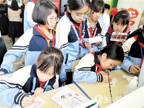 學(xué)生們在明信片上寫上對好友、父母、老師想說的話。