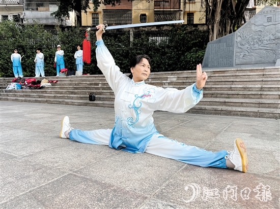 岑優(yōu)嫦現(xiàn)場(chǎng)展示太極技藝，輕松完成一字馬動(dòng)作。