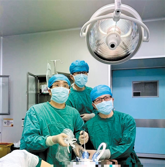 黃暉（左一）擔(dān)任主刀施行腔鏡下乳腺癌手術(shù)。