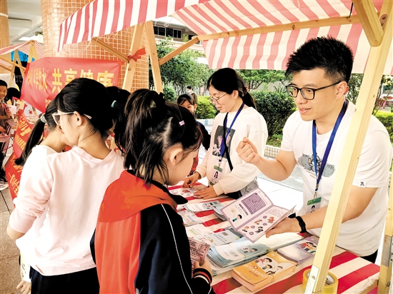 江門市疾控中心工作人員走進(jìn)校園，科普體重管理知識。