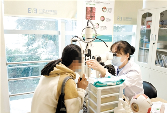 醫(yī)生為患者檢查眼睛。