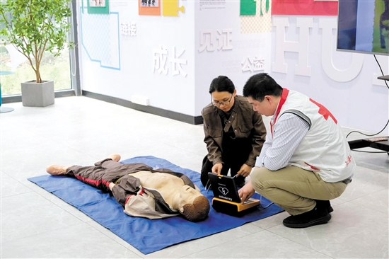 學(xué)員在講師的指導(dǎo)下學(xué)習(xí)心肺復(fù)蘇和AED操作。