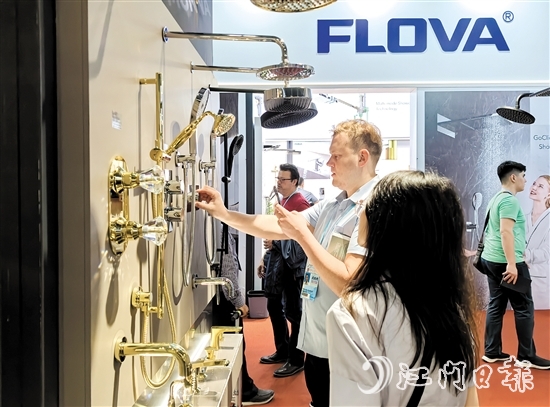 在第135屆廣交會上，水口水暖衛(wèi)浴產(chǎn)品吸引眾多國內(nèi)外客商前來參觀、洽談。