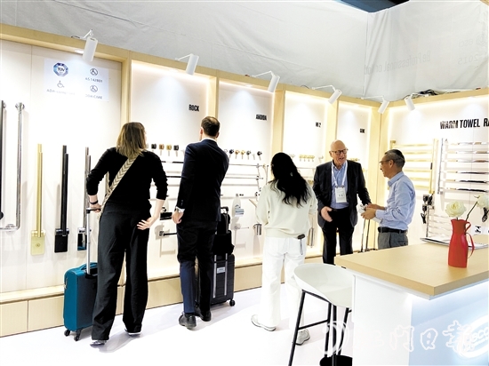 展覽會(huì)上，水口衛(wèi)浴企業(yè)以區(qū)域品牌集體亮相，贏(yíng)得全球客商的廣泛關(guān)注。