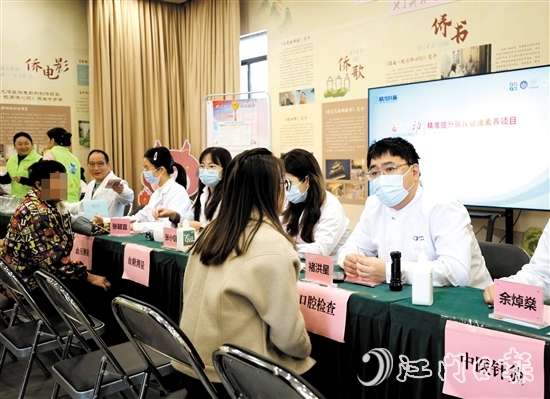 專家團隊耐心解答居民的健康疑問。