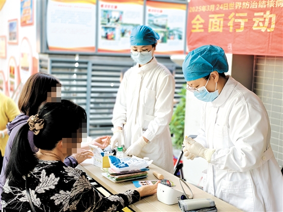 當(dāng)天還開展了便民服務(wù)活動(dòng)。