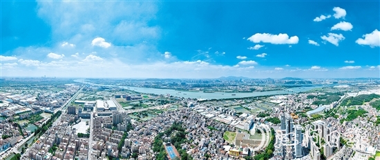 荷塘鎮(zhèn)地處珠三角腹地，四面環(huán)水、交通便利。羅霈