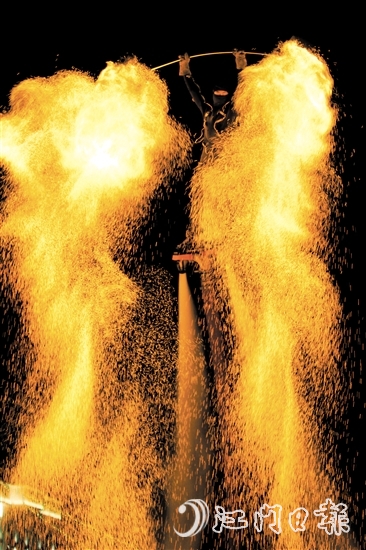 “水上飛人”與火壺表演結(jié)合，帶來別樣視覺享受。