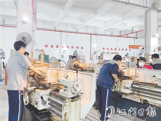 恩平市職業(yè)教育園設(shè)置“校中廠”“廠中?！被旌辖虒W(xué)區(qū)，引入“雙元制”課程體系，爭創(chuàng)開放型區(qū)域產(chǎn)教融合實(shí)踐中心。