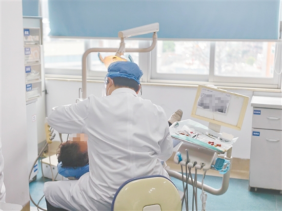 牙齒出現(xiàn)異常疼痛要及時到醫(yī)院檢查。