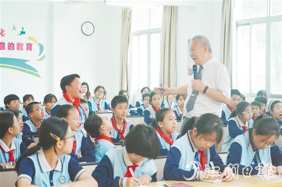 白武明在課堂上與學(xué)生互動(dòng)。