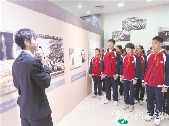 東河中學學生走進周文雍陳鐵軍烈士紀念館，聆聽烈士們的革命事跡。