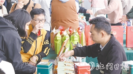 活動現(xiàn)場，游客品嘗大沙茶。