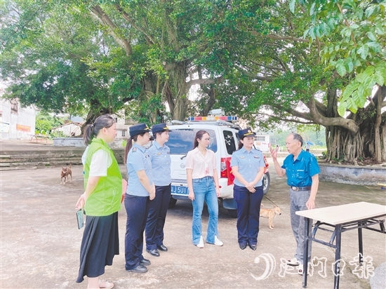 開(kāi)平市交通運(yùn)輸局導(dǎo)師駱妙嬋(右二)開(kāi)展“法治CityWalk”活動(dòng)，提升村民法治意識(shí)。