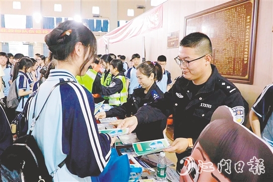 民警向?qū)W生發(fā)放安全知識(shí)宣傳資料。