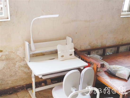 “一米書(shū)桌”公益項(xiàng)目為每戶困難家庭配備價(jià)值600元的標(biāo)準(zhǔn)學(xué)習(xí)裝備，切實(shí)改善困難家庭學(xué)子的學(xué)習(xí)環(huán)境。