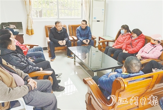 余以碩（中間藍衣者）長期奔走在基層調(diào)解一線，與群眾交流談心。