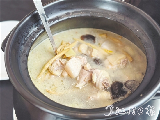三合煮雞酒是臺(tái)山的一道傳統(tǒng)名菜。