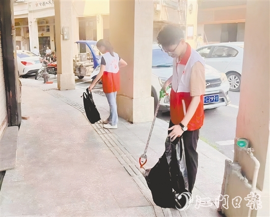 大江鎮(zhèn)團委組織志愿者在轄區(qū)內(nèi)開展人居環(huán)境整治志愿服務(wù)活動。