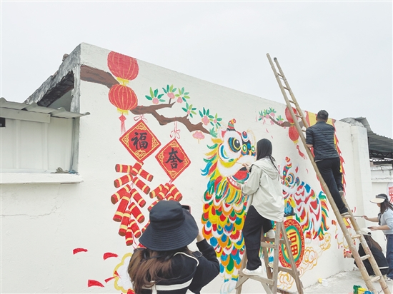 逕口村邀請(qǐng)藝術(shù)團(tuán)隊(duì)在墻上繪畫(huà)，推動(dòng)村容村貌提升。