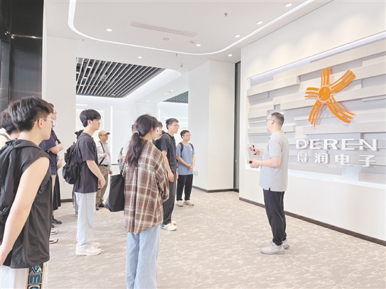 應(yīng)屆畢業(yè)生走進(jìn)鶴山市重點(diǎn)企業(yè)，了解企業(yè)人才需求。