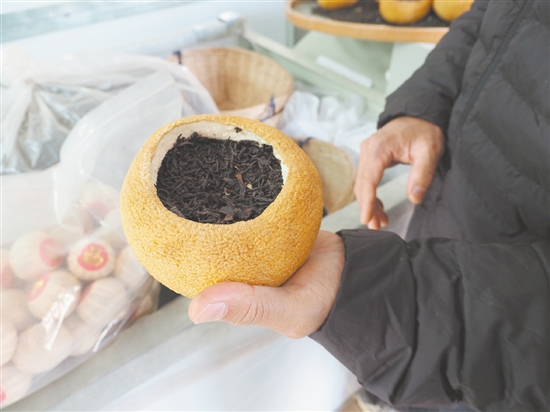 吳藝華制作的“柚子茶”受到年輕消費(fèi)群體的喜愛。