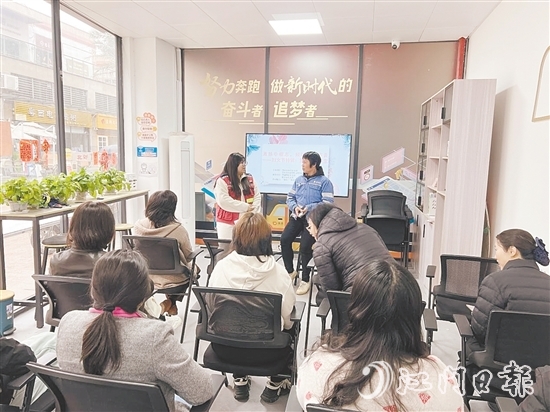 在“蓬友+”海逸城邦站，篁莊社區(qū)邀請(qǐng)環(huán)衛(wèi)工人等不同職業(yè)群體代表分享家風(fēng)故事。