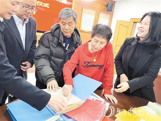 年逾古稀的旅委僑胞吳金葉、鄭碧云伉儷將各種史料用文件夾分門別類整理好，轉(zhuǎn)交給恩平市僑聯(lián)。