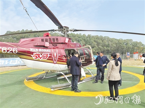 游客在恩平泉林飛行主題館乘坐觀(guān)光直升機(jī)。
