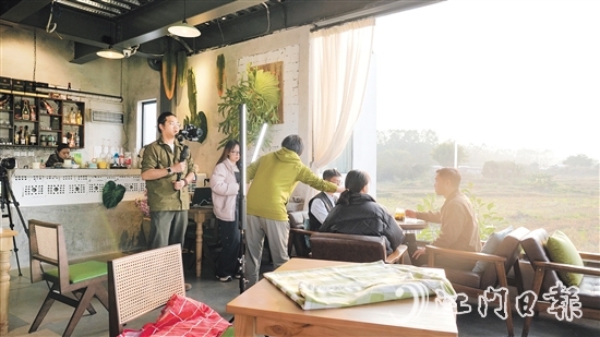 伍浩嶸（左一）與團(tuán)隊(duì)成員在拍攝短片中。