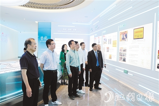 梁煥平（左一）組織商會會員回鄉(xiāng)，鄉(xiāng)親參觀考察恩平市麥克風(fēng)代表企業(yè)。