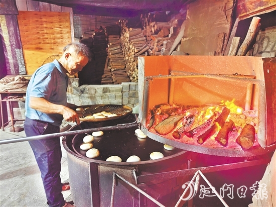 新鮮出爐的恩平燒餅，是恩平人念念不忘的家鄉(xiāng)味道。