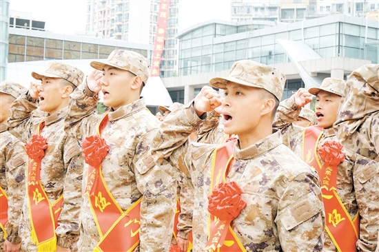入伍新兵在鄉(xiāng)親們的見證下莊嚴(yán)宣誓。