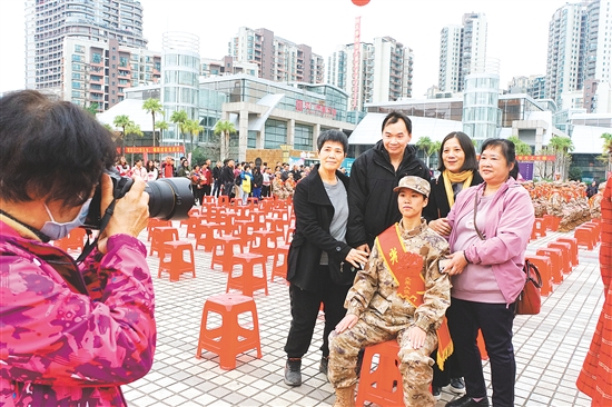 入伍新兵出發(fā)前身著軍裝與家人合影留念。