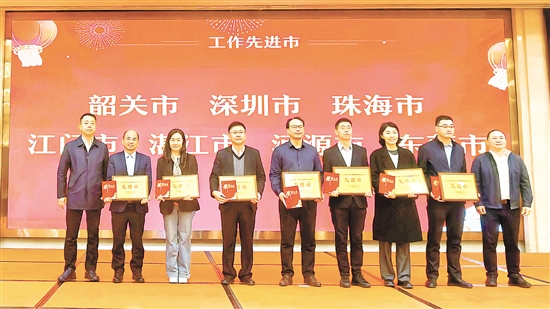 江門市第三人民醫(yī)院黨委書記梁先鋒（左四）代表領(lǐng)獎(jiǎng)。