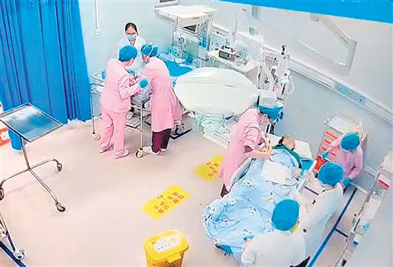 產(chǎn)婦被緊急送入搶救室，破水3分鐘后寶寶平安誕生。