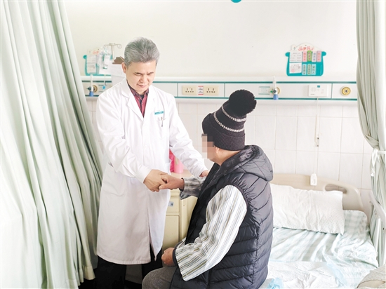 醫(yī)生對(duì)患者進(jìn)行檢查。