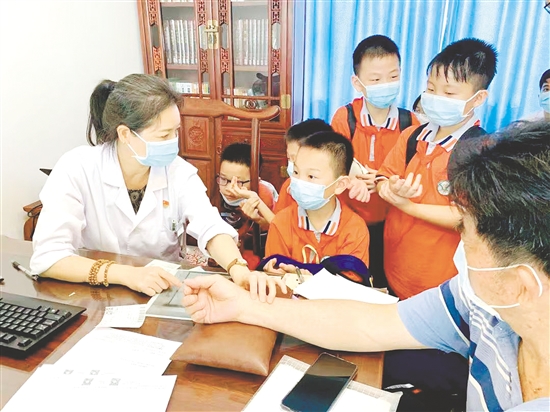 “五邑小郎中”學(xué)習(xí)中醫(yī)把脈。