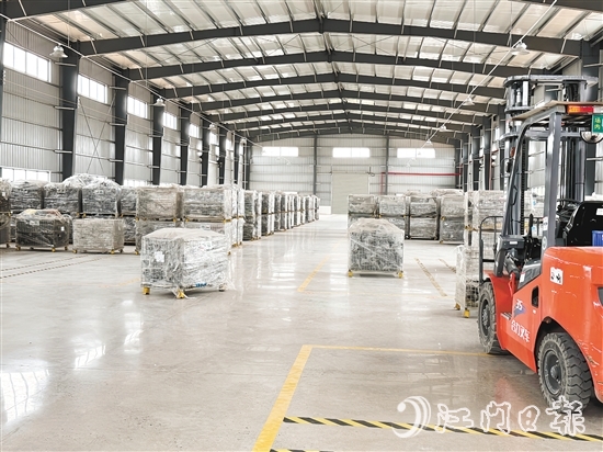 橋新村主動(dòng)聯(lián)合其他村，投入約210萬元合作建設(shè)2000平方米現(xiàn)代化標(biāo)準(zhǔn)廠房。