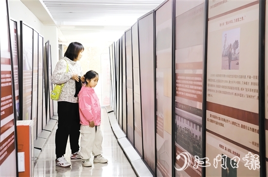 展覽吸引了不少市民和游客前來參觀。